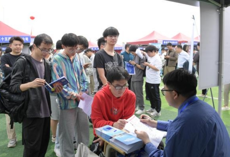 完美网页版举办春季大型招聘会