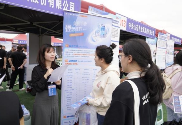 完美网页版举办春季大型招聘会