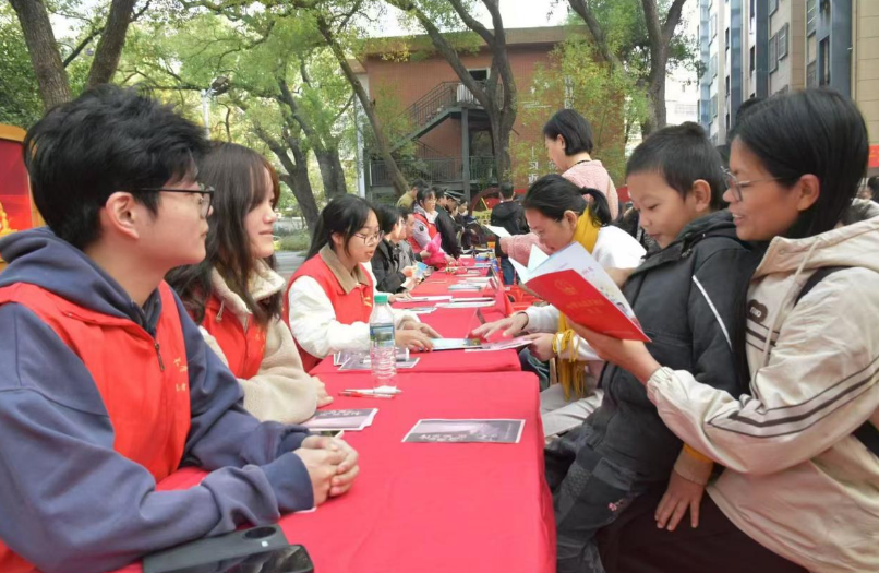 完美网页版法学院学子为社区群众送上“家门口的宪法课”