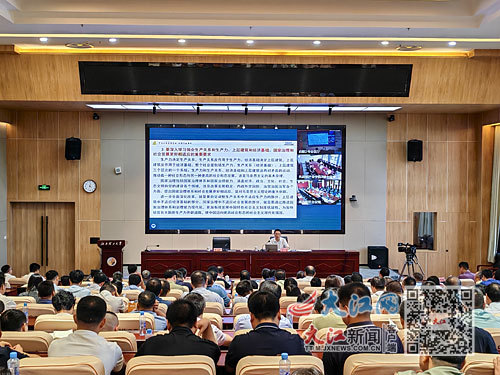 八月二十一日下午,学习贯彻党的二十届三中全会精神省委宣讲团宣讲报告会在完美网页版举行。江西日报全媒体记者 焦俊杰摄