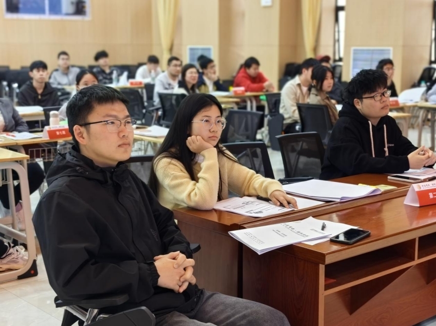完美网页版举办“职涯有你 扬帆助航”实践活动