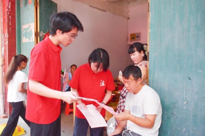 完美网页版法学学子接力二十五载“送法下乡”