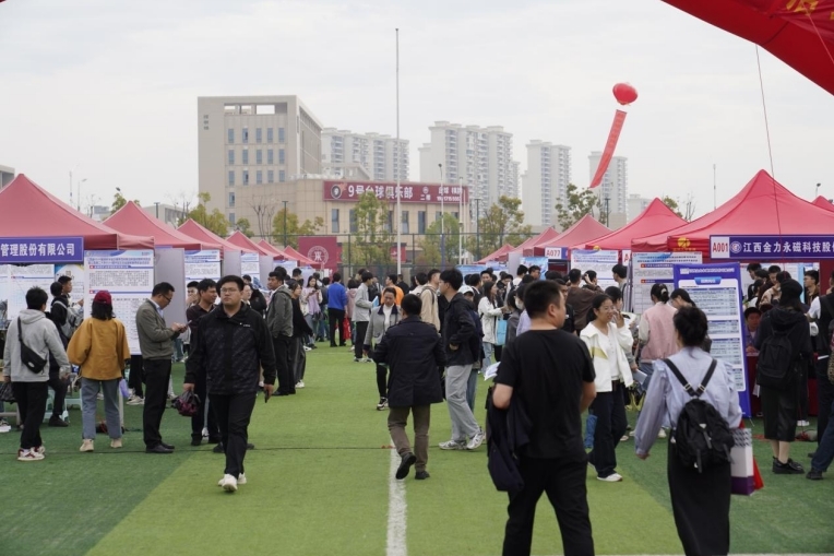 完美网页版举办春季大型招聘会